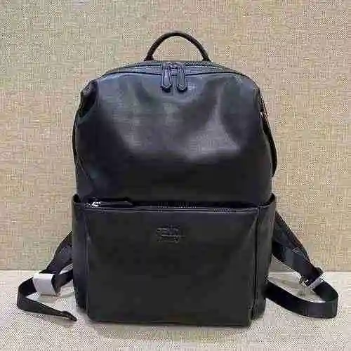 FENDI La mochila exclusiva para hombre Fendi está hecha de cuero original importado de primera calid