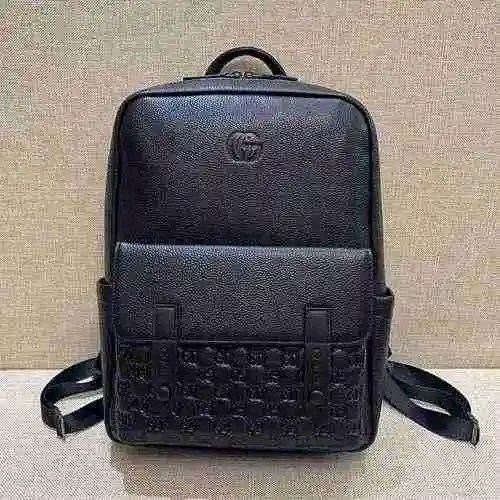La mochila exclusiva para hombre de GUCCI está hecha de cuero original importado de primera calidad 