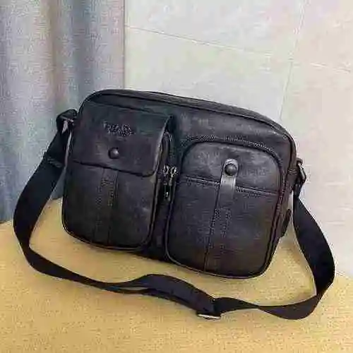 El bolso cruzado exclusivo para hombre de PRADA está hecho de cuero original importado de primera ca