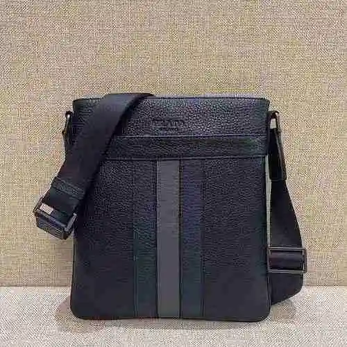 El bolso de cartero dedicado para hombre de PRADA está hecho de cuero original importado de primera 