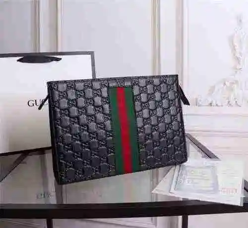 El bolso exclusivo para hombre de GUCCI está hecho de piel de vaca original importada y se entrega e