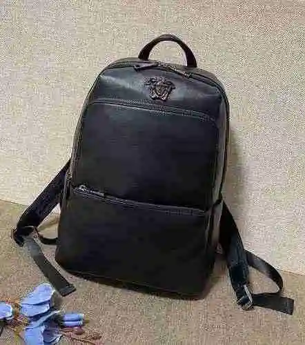La mochila exclusiva para hombre VER Versace está hecha de cuero original importado de primera calid