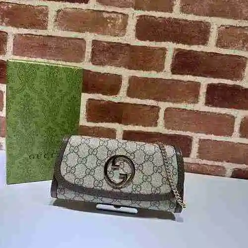 El bolso con cadena GUCCI está hecho de material de lona importado, con una bolsa de regalo de entre