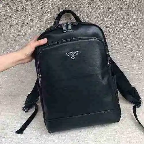 La mochila exclusiva para hombre de PRADA está hecha de cuero original importado de primer nivel con