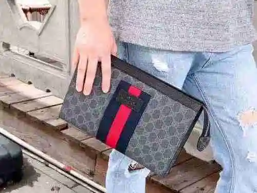 El bolso exclusivo para hombre de GUCCI está hecho de piel de vaca original importada y se entrega e
