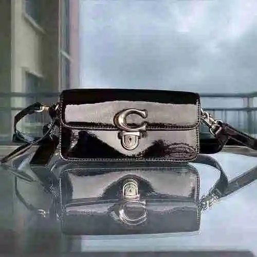 El bolso cruzado CH Kouchi está hecho de material de lona importado y es una bolsa de regalo de entr