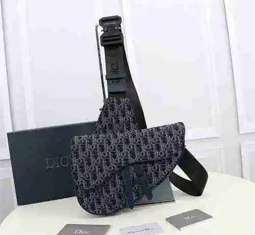 La alforja exclusiva para hombres está hecha de cuero original importado de primer nivel y una versi