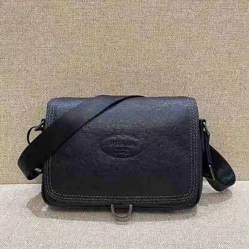 El bolso cruzado exclusivo para hombre de PRADA está hecho de cuero original importado de primera ca
