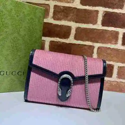 El bolso con cadena GUCCI está hecho de material de lona importado, con una bolsa de regalo de entre