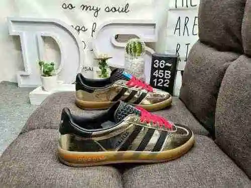 122D adopts a combination of soft fiber cow cut leather and imported mercerized pig leather upper ma