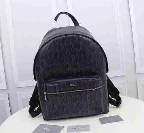 La mochila para hombre está hecha de cuero original importado de primer nivel y una versión réplica 