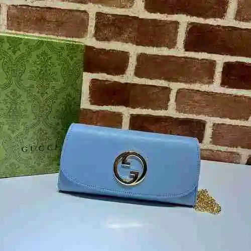 El bolso con cadena GUCCI está hecho de material de lona importado, con una bolsa de regalo de entre