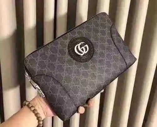 El bolso exclusivo para hombre de GUCCI está hecho de piel de vaca original importada y se entrega e