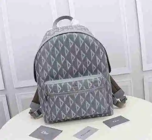 La mochila para hombre está hecha de cuero original importado de primer nivel y una versión réplica 