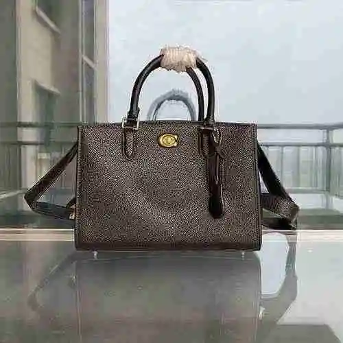 El bolso CH Kouchi está hecho de material de lona importado, con una bolsa de regalo de entrega de a