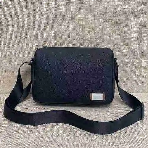El bolso cruzado para hombre de Stephen está hecho de cuero original importado de primera calidad co