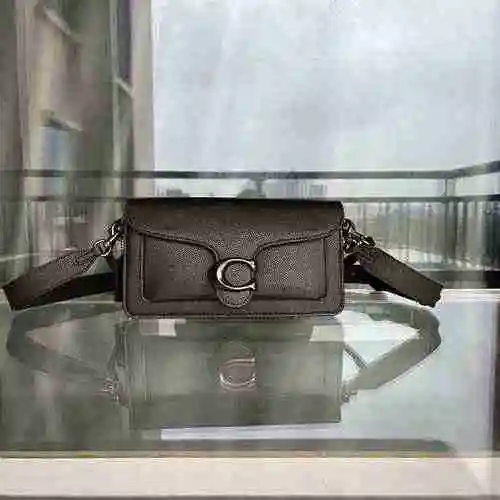 El bolso cruzado CH Kouchi está hecho de material de lona importado y es una bolsa de regalo de entr