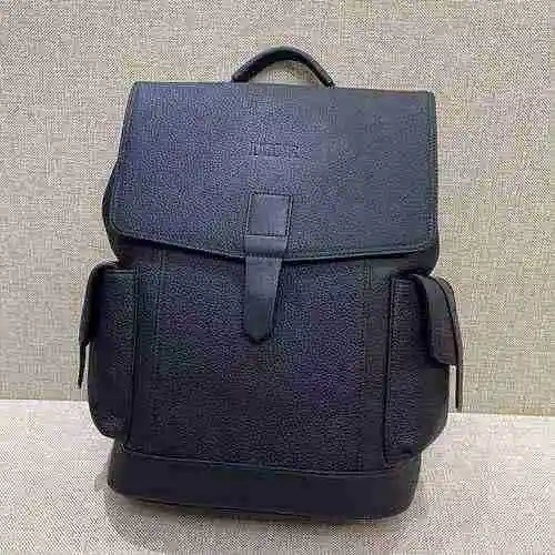 La mochila exclusiva para hombre DIOR Dior está hecha de cuero original importado de primera calidad