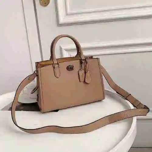El bolso CH Kouchi está hecho de material de lona importado, con una bolsa de regalo de entrega de a