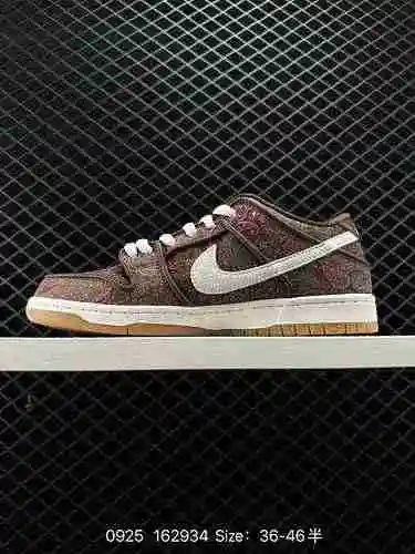 Las zapatillas clásicas y versátiles de la serie Nike Dunk Low SB cuentan con un relleno grueso en l