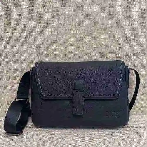 El bolso cruzado exclusivo DIOR Dior para hombre está hecho de cuero original importado de primera c
