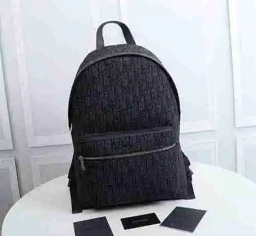 La mochila para hombre está hecha de cuero original importado de primer nivel y una versión réplica 