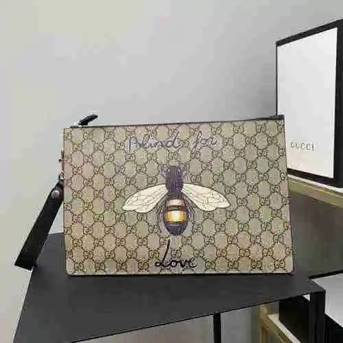 El bolso exclusivo para hombre de GUCCI está hecho de piel de vaca original importada y se entrega e