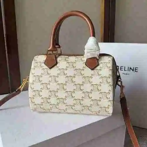 La bolsa tipo almohada CEL Celine está hecha de cuero original importado de primer nivel y una versi