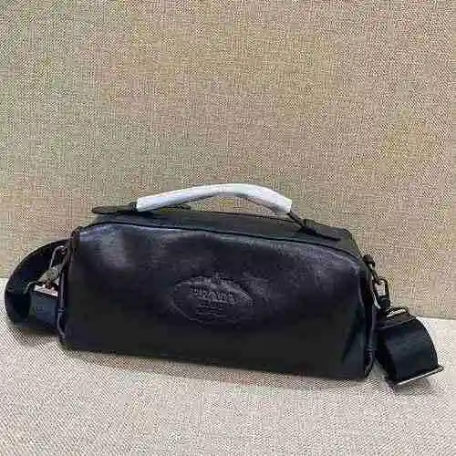 El bolso cruzado exclusivo para hombre de PRADA está hecho de cuero original importado de primera ca