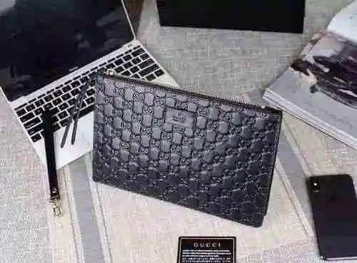 El bolso exclusivo para hombre de GUCCI está hecho de piel de vaca original importada y se entrega e