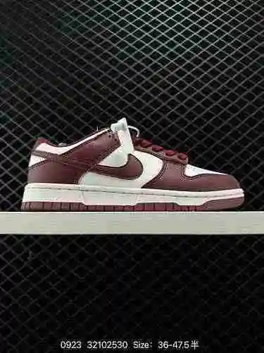 La colección de zapatos de críquet Nike SB Zoom Dunk Low es una zapatilla casual clásica y versátil 