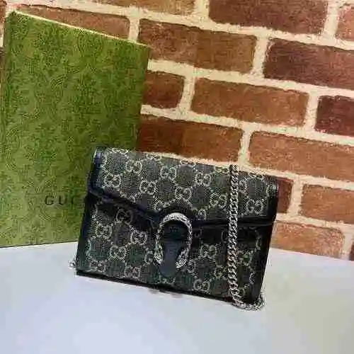 El bolso con cadena GUCCI está hecho de material de lona importado, con una bolsa de regalo de entre
