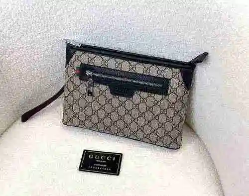 El bolso exclusivo para hombre de GUCCI está hecho de piel de vaca original importada y se entrega e