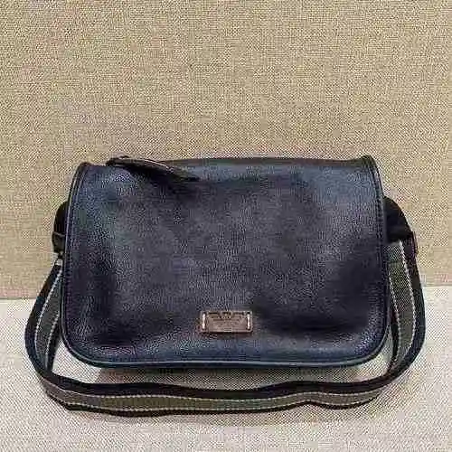 El bolso cruzado exclusivo para hombre de Armani está hecho de cuero original importado de primera c