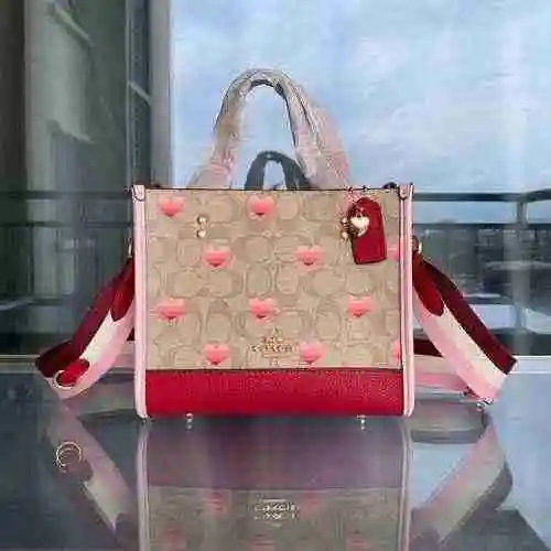 La bolsa de compras CH Kouchi está hecha de material de lona importado con una bolsa de regalo de en