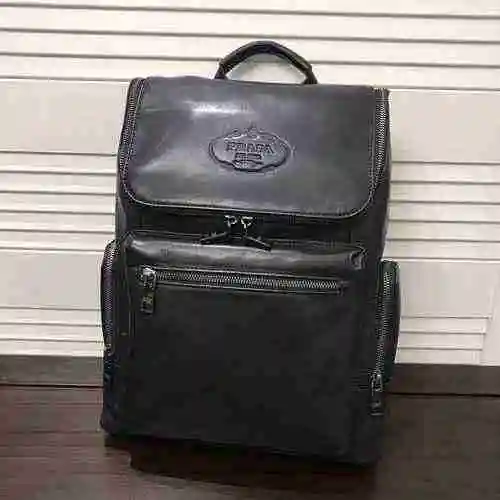La mochila exclusiva para hombre de PRADA está hecha de cuero original importado de primer nivel con