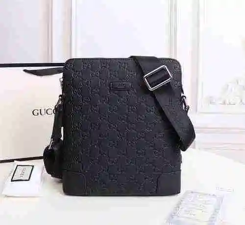 El bolso de cartero dedicado para hombres de GUCCI está hecho de una bolsa de regalo de entrega de a