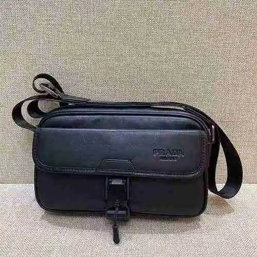El bolso cruzado exclusivo para hombre de PRADA está hecho de cuero original importado de primera ca