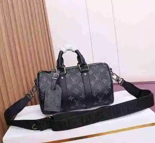 El bolso está hecho de lona original importada de primer nivel y una versión réplica de alta gama. L