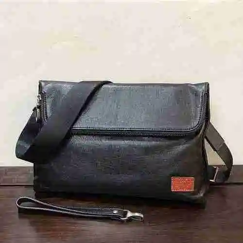 El bolso cruzado exclusivo para hombre de Armani está hecho de cuero original importado de primera c