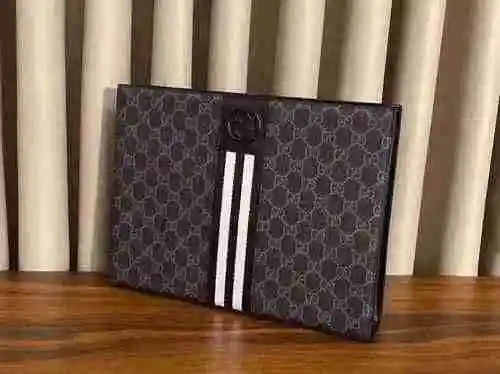 El bolso exclusivo para hombre de GUCCI está hecho de piel de vaca original importada y se entrega e