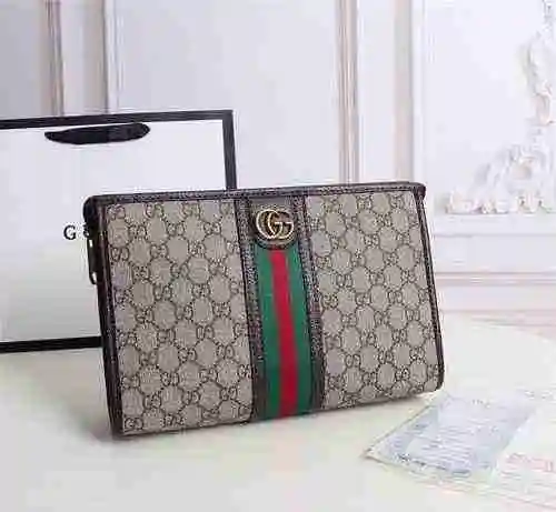 El bolso exclusivo para hombre de GUCCI está hecho de piel de vaca original importada y se entrega e