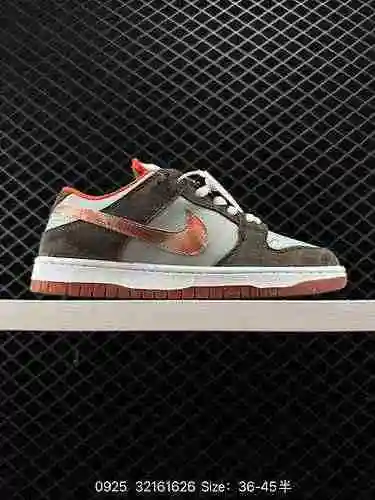 La colección de zapatos de críquet Nike SB Zoom Dunk Low es una zapatilla casual clásica y versátil 