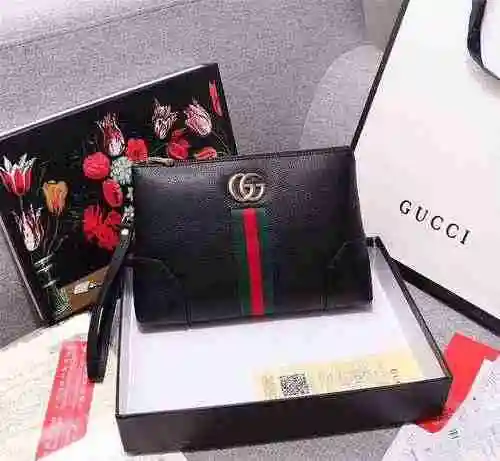 El bolso exclusivo para hombre de GUCCI está hecho de piel de vaca original importada y se entrega e