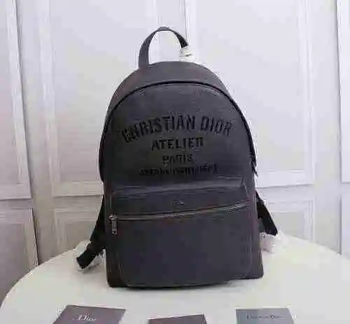 La mochila para hombre está hecha de cuero original importado de primer nivel y una versión réplica 