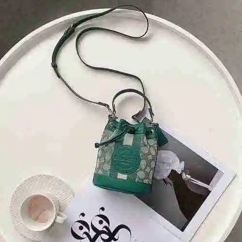 La bolsa tipo cubo CH Kouchi está hecha de material de lona importado y es una bolsa de regalo de en