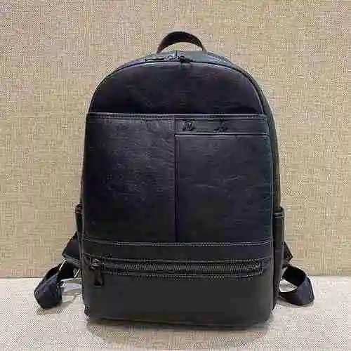 La mochila para hombre LV está hecha de cuero original importado de primera calidad con una bolsa de