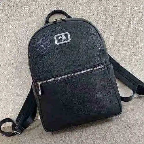 La mochila para hombre de Stephen está hecha de cuero original importado de primera calidad, con una