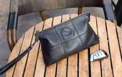 El bolso exclusivo para hombre de GUCCI está hecho de piel de vaca original importada, con una bolsa