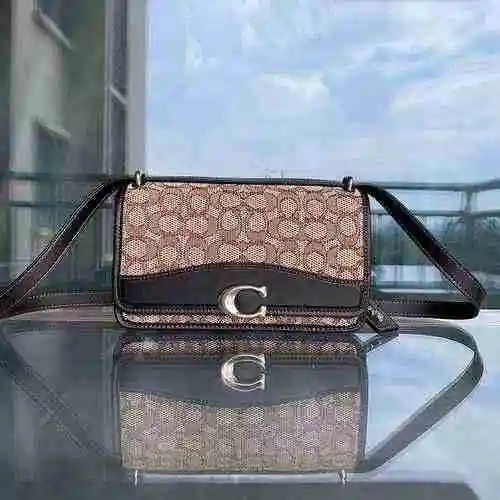 El bolso cruzado CH Kouchi está hecho de material de lona importado y es una bolsa de regalo de entr